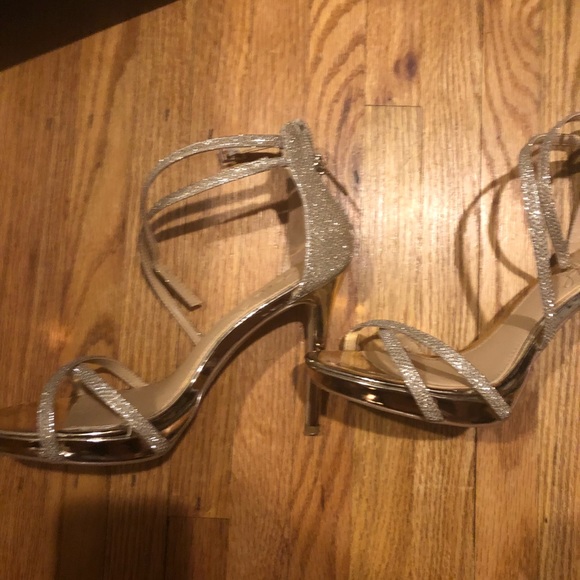 Badgley mischka gold shoes worn one night - Picture 2 of 4